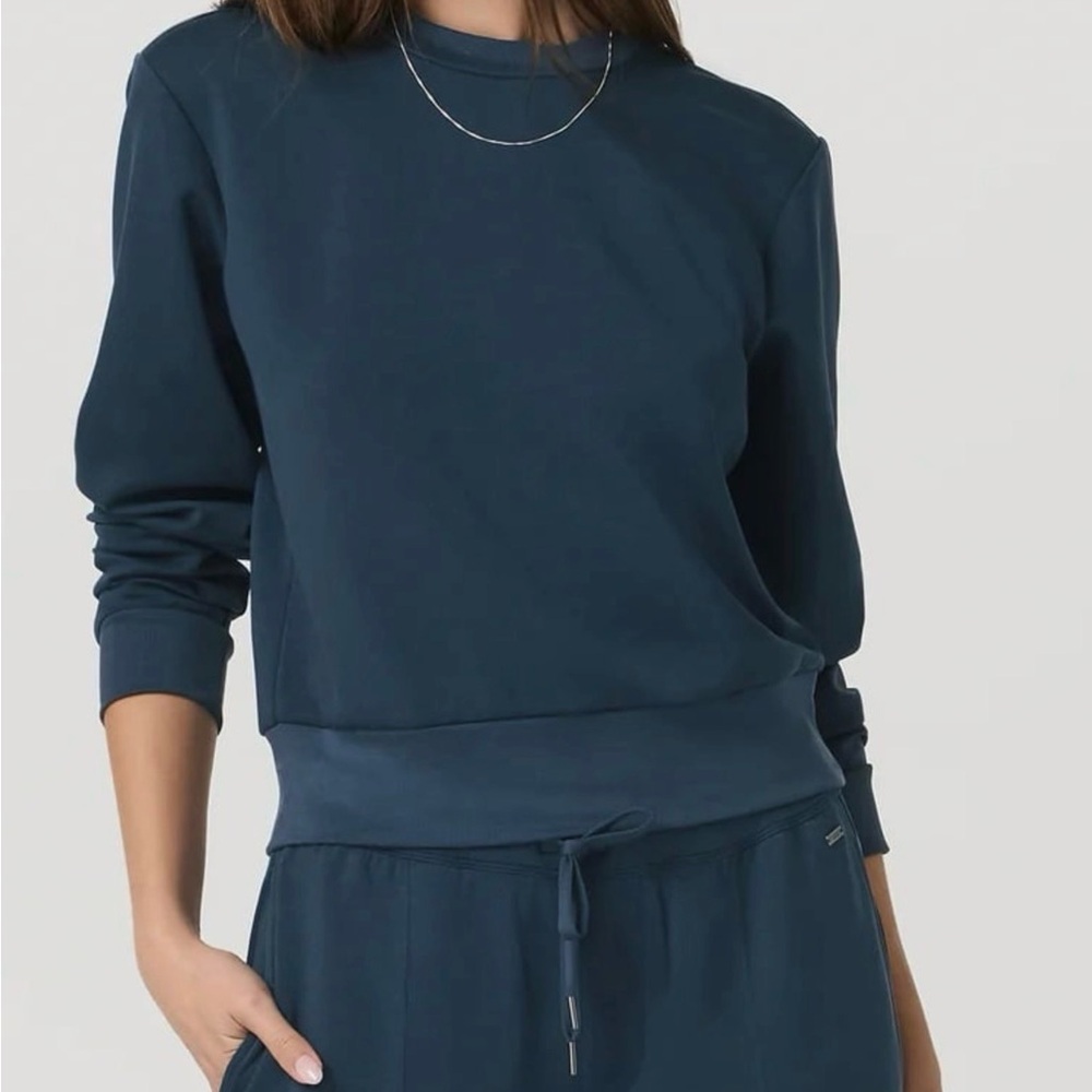 NWT Vuori Compose Crew in Ocean Blue
